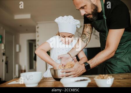 Père et fille cuisant des biscuits à la maison Banque D'Images