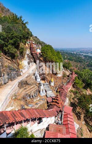 Myanmar, État de Shan, Pindaya, passerelle couverte menant aux grottes de Pindaya en été Banque D'Images