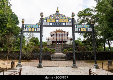 Vietnam, Hue, Minh Mang Tombeau avec porte en premier plan Banque D'Images