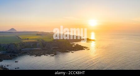 Royaume-Uni, Écosse, Berwick Nord, vue aérienne du rivage de Firth of Forth et des ruines du château de Tantallon au coucher du soleil Banque D'Images