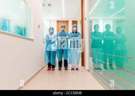 Femme médecin et infirmières dans le couloir à la clinique du dentiste Banque D'Images