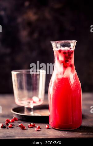 Carafe de fizz de grenade avec du jus de grenade, des glaçons et de l'eau tonique Banque D'Images