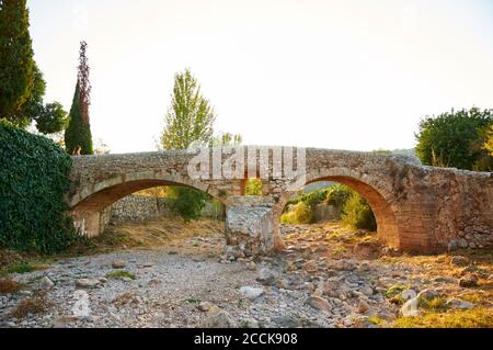 Puente Romano, un célèbre pont romain du XIXe siècle au-dessus du Torrent de Sant Jordi à Pollença au coucher du soleil (Pollensa, Majorque, Iles Baléares, Espagne) Banque D'Images