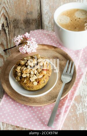 Muffins au petit déjeuner avec baies, granola et curcuma, prise studio Banque D'Images