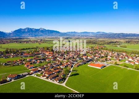 Allemagne, Bavière, Bichl, vue aérienne du village dans les Foothills alpins en été Banque D'Images