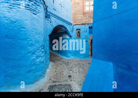 Allée aux maisons peintes en bleu à Chefchaouen, Maroc Banque D'Images