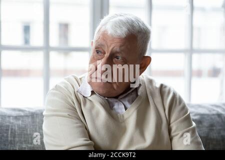 Malheureux mature homme âgé sentant la solitude à l'intérieur. Banque D'Images