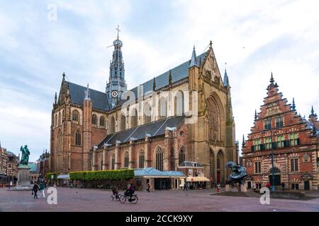 Pays-Bas, pays-Bas du Nord, Haarlem, cathédrale Grote Kerk sur la place Grote Markt Banque D'Images