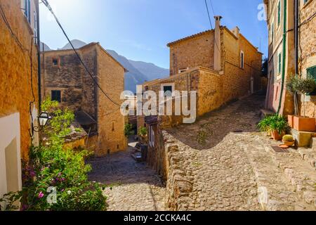 Espagne, Majorque, Fornalutx, Alley dans le vieux village Banque D'Images