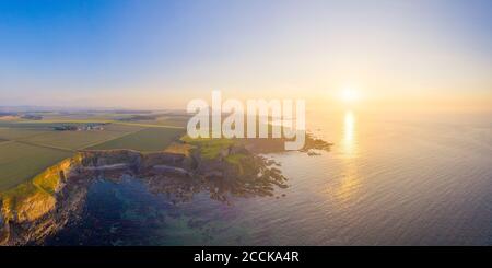 Vue aérienne du château de Tantallon par la mer contre un ciel clair au coucher du soleil, Lothian est, Écosse Banque D'Images