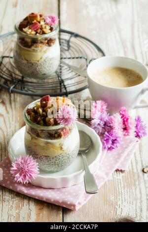 Dessert au rhubarbe avec pudding au chia, végétalien et sans sucre Banque D'Images