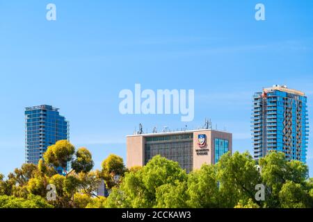 Adélaïde, Australie méridionale - 23 février 2020 : le bâtiment de l'Université d'Adélaïde dans le quartier des affaires de la ville, en une journée Banque D'Images