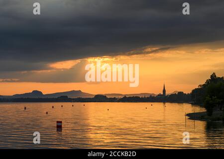 Allemagne, Bade-Wurtemberg, Radolfzell, ciel nuageux au-dessus du lac de Constance au coucher du soleil Banque D'Images