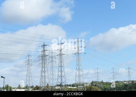 Groupe de pylônes électriques, lignes haute tension. Câbles aériens transportant l'électricité vers les villes. Banque D'Images