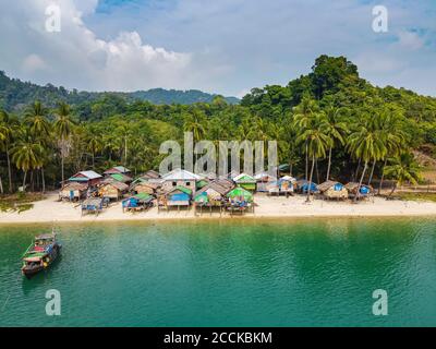 Myanmar, Archipel de Mergui ou de Myeik, Moken, village gitane sur une plage de sable, vue aérienne Banque D'Images