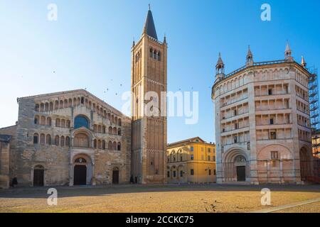 Italie, province de Parme, Parme, ciel clair au-dessus de la cathédrale et du Baptistère de Parme Banque D'Images