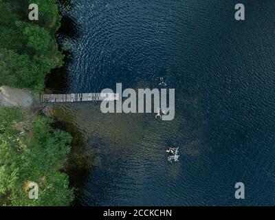 Vue aérienne de groupe de personnes nageant dans le lac Banque D'Images