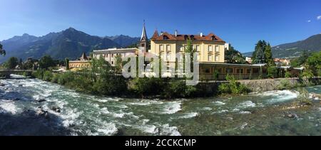 Italie, Tyrol du Sud, Merano, rivière Passer qui coule le long de la promenade de Passer Banque D'Images