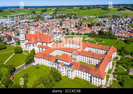 Allemagne, Bavière, Ottobeuren, vue en hélicoptère de l'abbaye d'Ottobeuren et de la ville environnante en été Banque D'Images