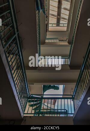 Bangkok, Thaïlande - 25 janv. 2020 : vue sous la vue à l'étage passerelle d'un ancien immeuble d'appartements avec rails en métal vert et puits de lumière. Sélectionnez Banque D'Images