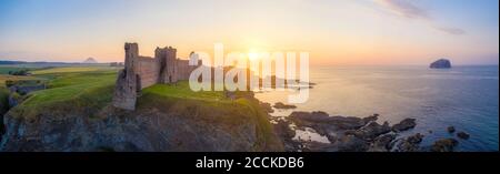 Royaume-Uni, Écosse, Berwick Nord, vue aérienne du rivage de Firth of Forth et des ruines du château de Tantallon au coucher du soleil Banque D'Images