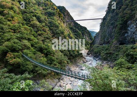 Taïwan, comté de Hualien, parc national de Taroko, ponts au-dessus de la gorge de Taroko Banque D'Images