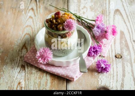 Dessert au rhubarbe avec pudding au chia, végétalien et sans sucre Banque D'Images