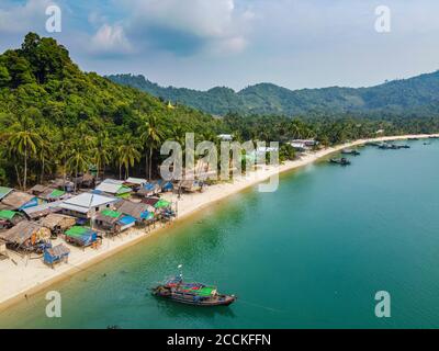 Myanmar, Archipel de Mergui ou de Myeik, Moken, village gitane sur une plage de sable, vue aérienne Banque D'Images