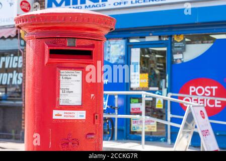 Boîte postale prioritaire, panneau, à l'extérieur d'un bureau de poste à Southend on Sea, Essex, Royaume-Uni, pendant le confinement en cas de pandémie du coronavirus COVID-19. Boîte aux lettres Banque D'Images