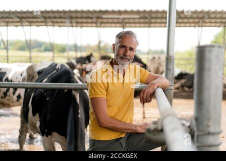 Portrait d'un fermier mature à la maison de vache sur un ferme Banque D'Images