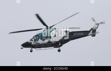 L'hélicoptère Kent Surrey et Sussex Air Ambulance survolant Brighton le 23 août 2020 Banque D'Images