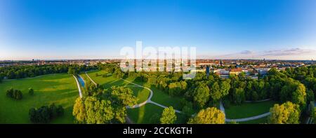 Allemagne, Bavière, Munich, Panorama aérien du ciel clair au-dessus du jardin anglais à l'aube Banque D'Images