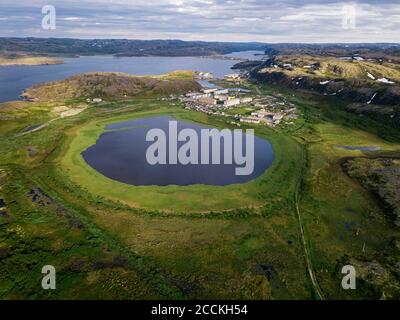 Russie, oblast de Mourmansk, Teriberka, vue aérienne du village au bord du lac Banque D'Images