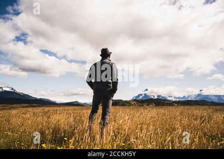 Homme regardant la vue en se tenant dans le parc national Torres Del Paine, Chili, Patagonie, Amérique du Sud Banque D'Images