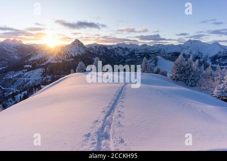 Pistes de ski sur le sommet enneigé de la montagne Schonkahler au lever du soleil Banque D'Images