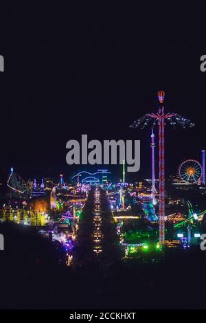 Allemagne, Bavière, Munich, Drone vue sur le parc d'attractions illuminé pendant l'Oktoberfest la nuit Banque D'Images