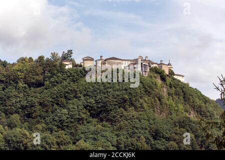 Vue sur la montagne sainte de Varallo, Italie Banque D'Images