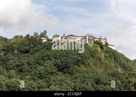 Vue sur la montagne sainte de Varallo, Italie Banque D'Images