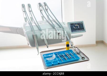 Équipements dentaires organisés en clinique Banque D'Images