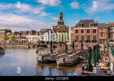 Pays-Bas, pays-Bas du Sud, Leiden, Restaurant sur le canal de la rivière Nieuwe Rjin avec l'arrière-plan de l'Hartebruckerk Banque D'Images