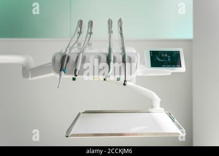 Équipements dentaires organisés en clinique Banque D'Images