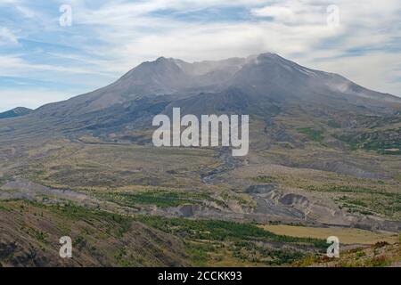 Mt St Helens dans le matin Haze dans le mont St Helens Monument national volcanique à Washington Banque D'Images