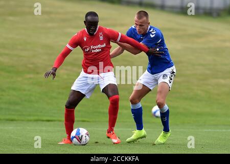 Nottingham, Royaume-Uni. 22 août 2020. NOTTINGHAM, ANGLETERRE. 22 AOÛT 2020 Tom Hamer d'Oldham Athletic en action avec Albert Adomah de la forêt de Nottingham lors du match amical d'avant-saison entre la forêt de Nottingham et Oldham Athletic au Milford Lane, Nottingham, le samedi 22 août 2020. (Credit: Eddie Garvey | MI News) Credit: MI News & Sport /Alay Live News Banque D'Images