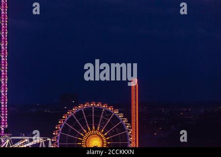 Allemagne, Bavière, Munich, vue aérienne de la grande roue illuminée la nuit Banque D'Images