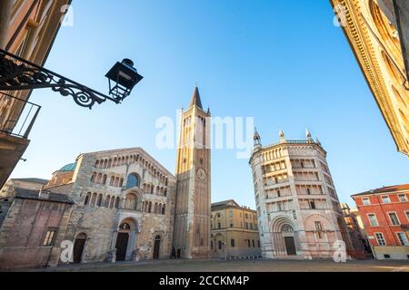 Italie, province de Parme, Parme, ciel clair au-dessus de la cathédrale et du Baptistère de Parme Banque D'Images