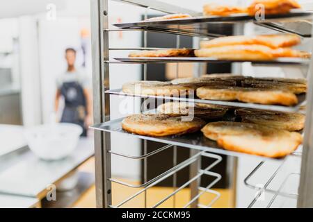 Baker travaillant à la boulangerie Banque D'Images