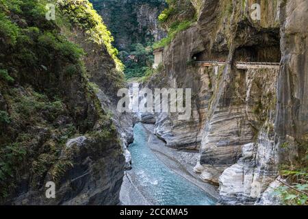 Taïwan, comté de Hualien, parc national de Taroko, gorge de Taroko avec route et tunnel Banque D'Images