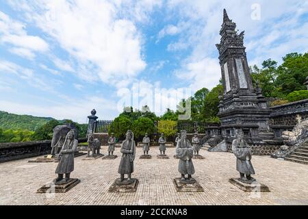 Des statues de soldats du Vietnam, de Hue et de Mandarin devant le mausolée de Khai Dinh Banque D'Images