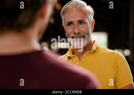 Portrait d'un homme mature parlant au jeune homme Banque D'Images