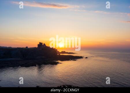 Royaume-Uni, Écosse, Berwick Nord, Shore of Firth of Forth et ruines du château de Tantallon au coucher du soleil Banque D'Images